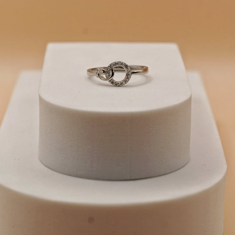 Interlocking Circle Elegance Ring