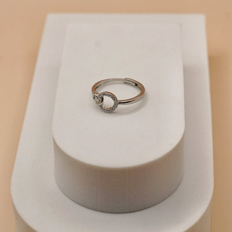 Interlocking Circle Elegance Ring