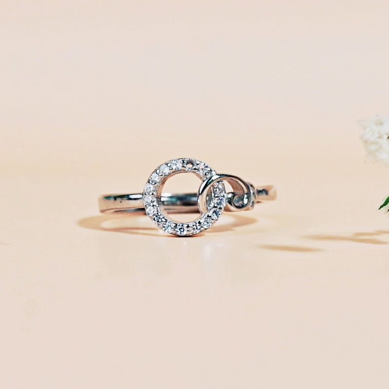 Interlocking Circle Elegance Ring