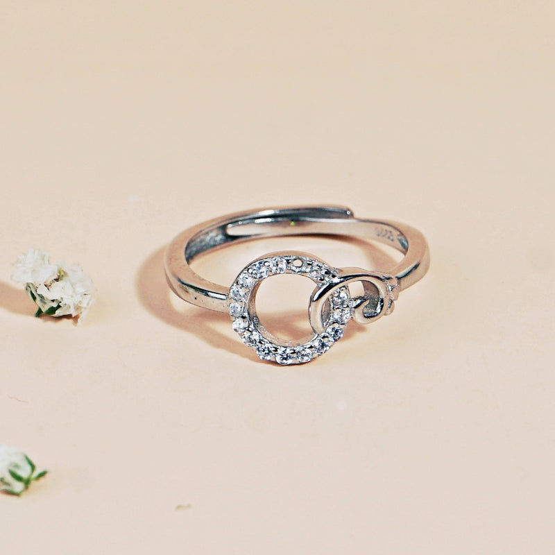 Interlocking Circle Elegance Ring